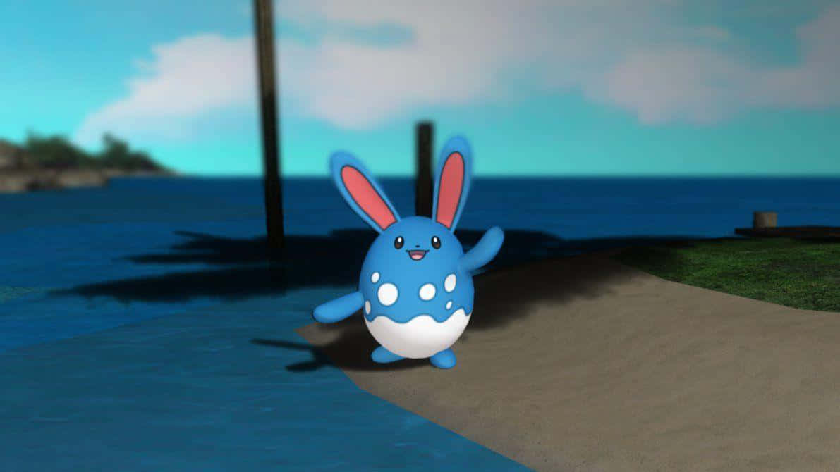 Pokemon Aesthetic 桌布 壁紙 — 一隻藍白斑點、像兔子的寶可夢在晴朗天空下，愉快地站在平靜海洋旁的沙徑上。