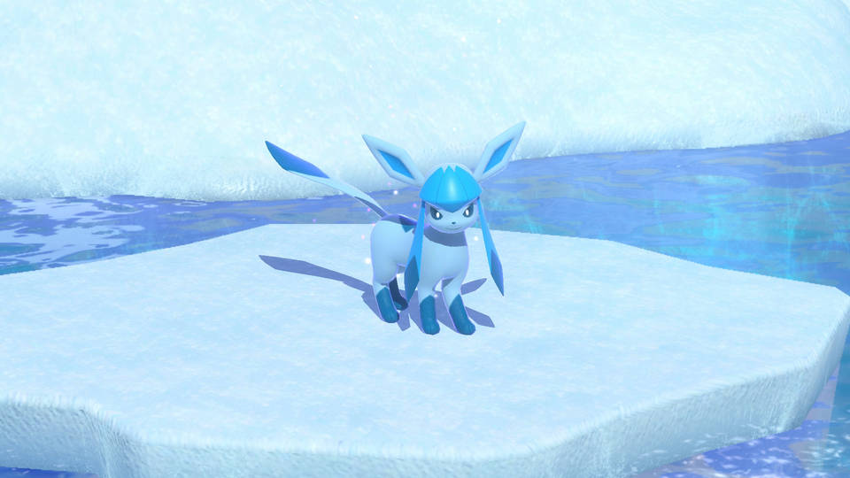 Glaceon 桌布 壁紙 — 一隻藍白色的冰屬性寶可夢站在漂浮的冰山上，周圍是冰冷的海洋。