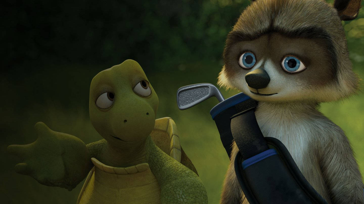 Over The Hedge 桌布 壁紙 — 一隻藍眼睛的浣熊拿著高爾夫球桿，而一隻烏龜在森林環境中在他旁邊做手勢。