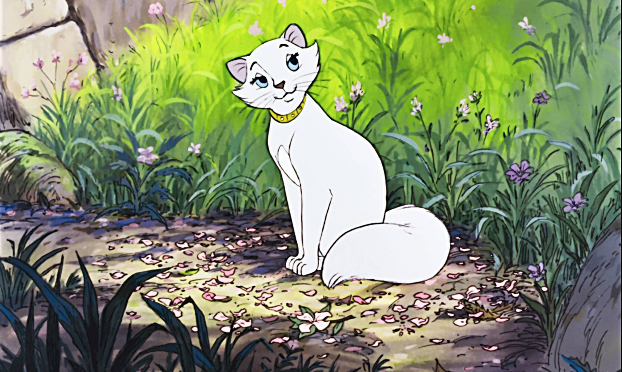 aristocats 桌布 壁紙 — 一隻藍眼睛的白色動畫貓優雅地坐在一個散落著粉紅色花瓣的茂密綠色花園中。
