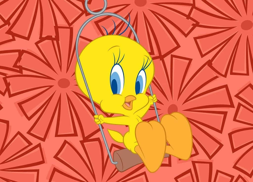 Tweety Bird 桌布 壁紙 — 一隻藍眼睛的黃色卡通鳥坐在鞦韆上，背景是鮮豔的紅色花卉圖案。
