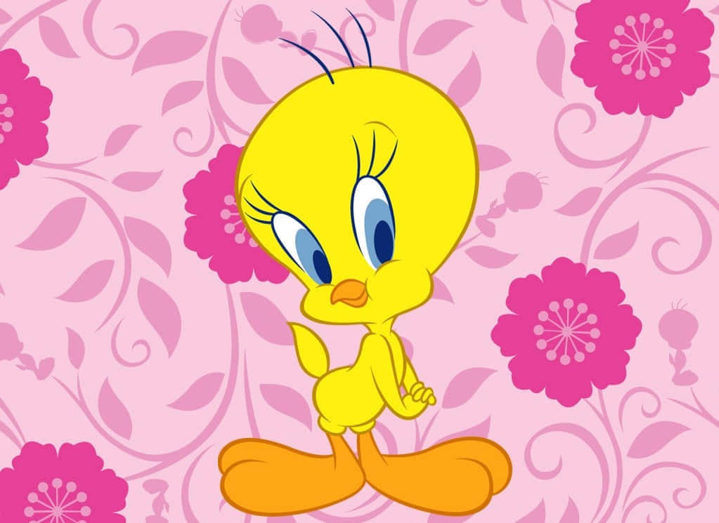 Tweety Bird 桌布 壁紙 — 一隻藍眼睛的黃色卡通鳥站在粉紅色花卉圖案背景上。
