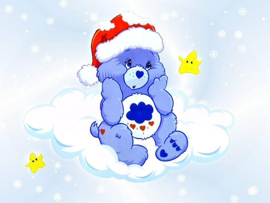 彩虹熊 桌布 壁紙 — 一隻藍色Care Bear戴著聖誕帽坐在 fluffy 雲上，周圍有雪花和微笑的黃色星星。