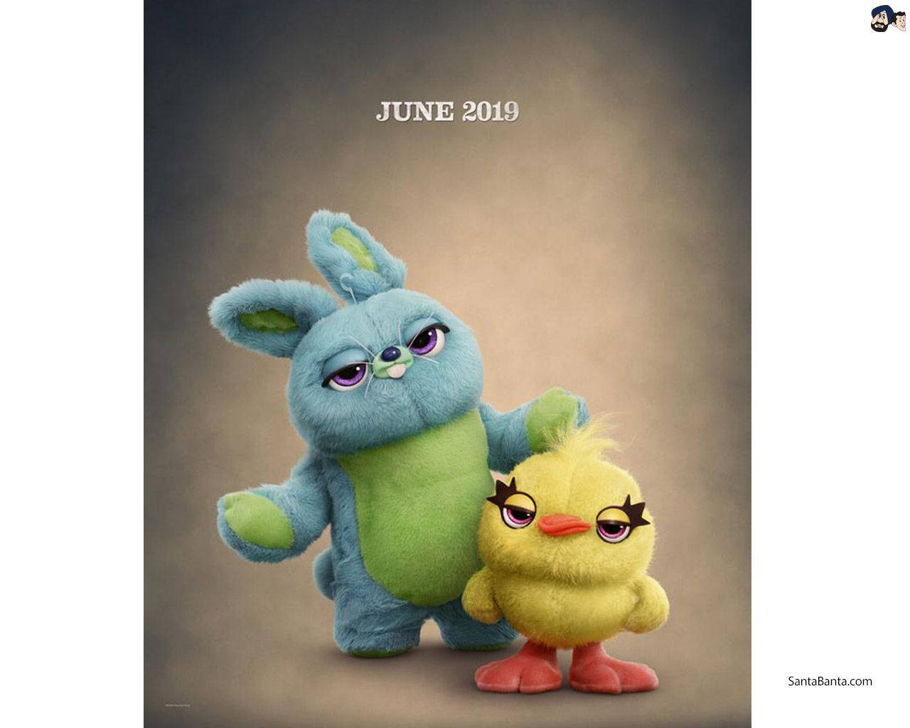 Toy Story 4 桌布 壁紙 — 一隻藍色兔子和黃色小雞毛絨玩具，帶著憤怒的眼神，一起站在柔和的棕色背景前。