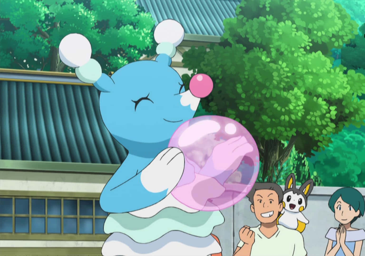 Pokemon Aesthetic 桌布 壁紙 — 一隻藍色動畫寶可夢，白色耳朵，粉紅色泡泡，輕輕漂浮在傳統日本建築前，周圍有綠樹。