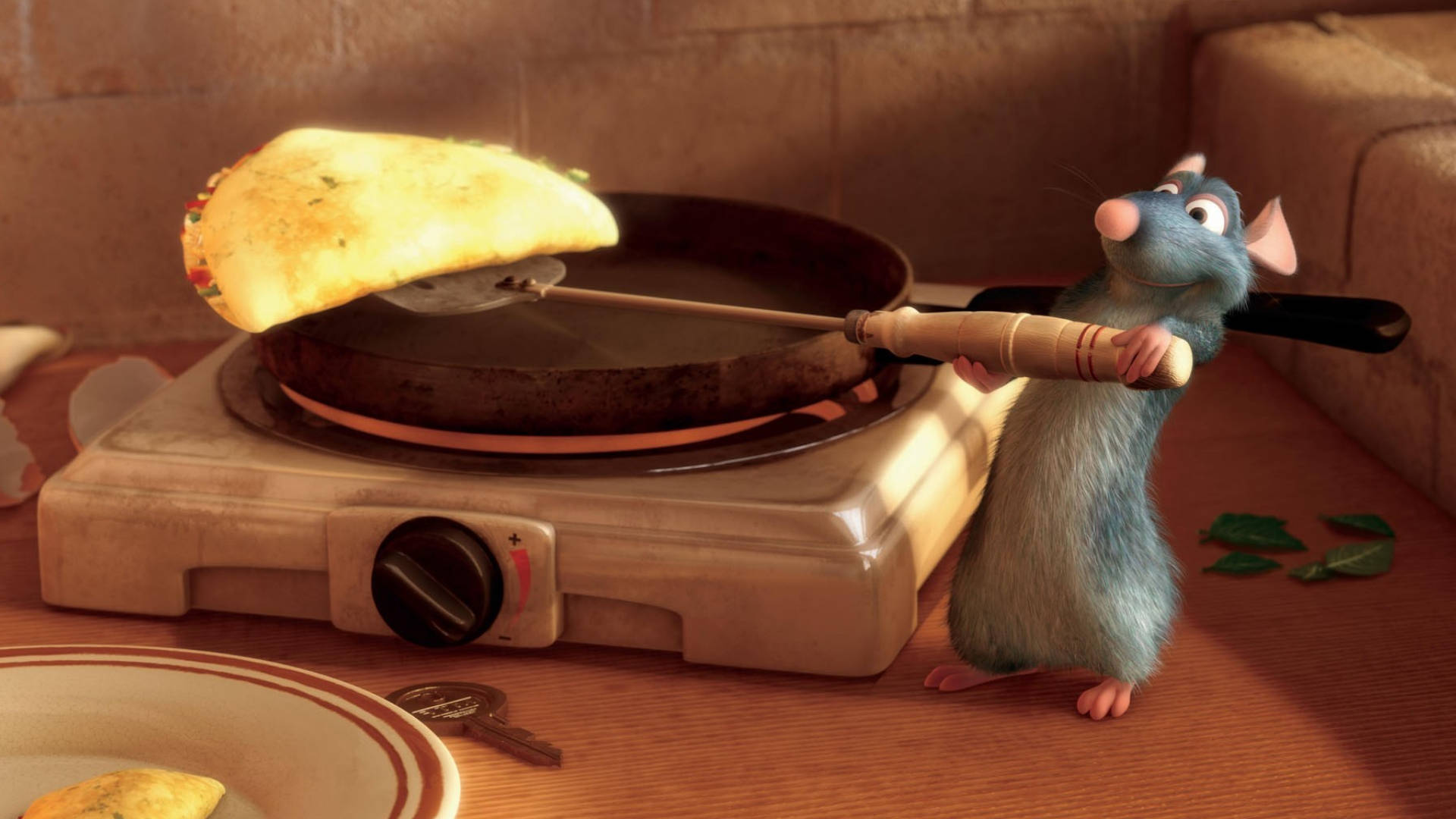 Ratatouille 桌布 壁紙 — 一隻藍色動畫老鼠在溫暖照明的廚房裡，自豪地在便攜式爐灶上翻轉一個金色墨西哥捲餅。