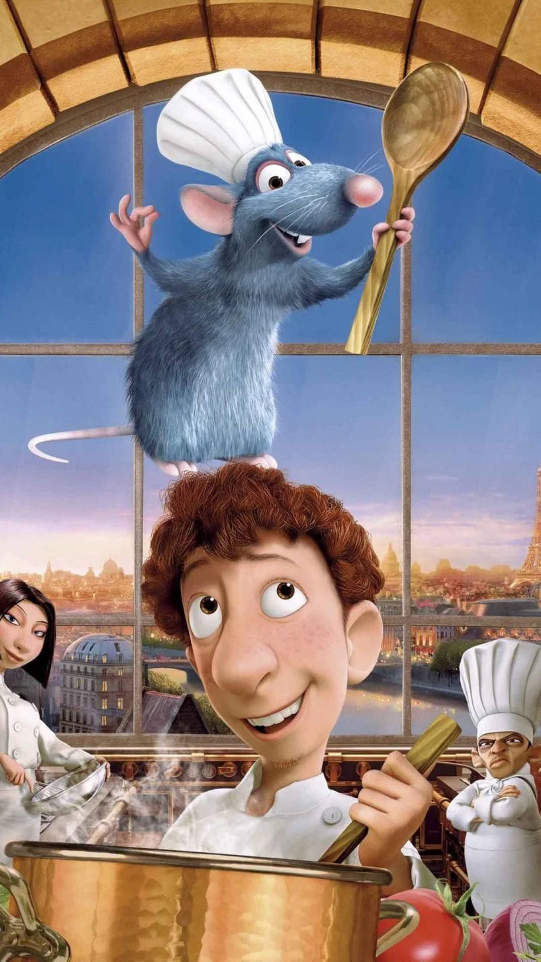 Ratatouille 桌布 壁紙 — 一隻藍色動畫老鼠廚師愉快地舉著木勺，在一個可看到艾菲爾鐵塔的巴黎廚房裡，對著一位人類廚師。