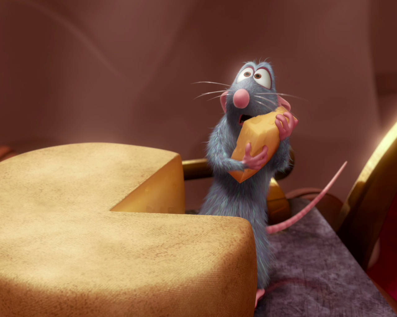Ratatouille 桌布 壁紙 — 一隻藍色動畫老鼠睜大眼睛，在溫暖的燈光下快樂地咬著一大塊起司。