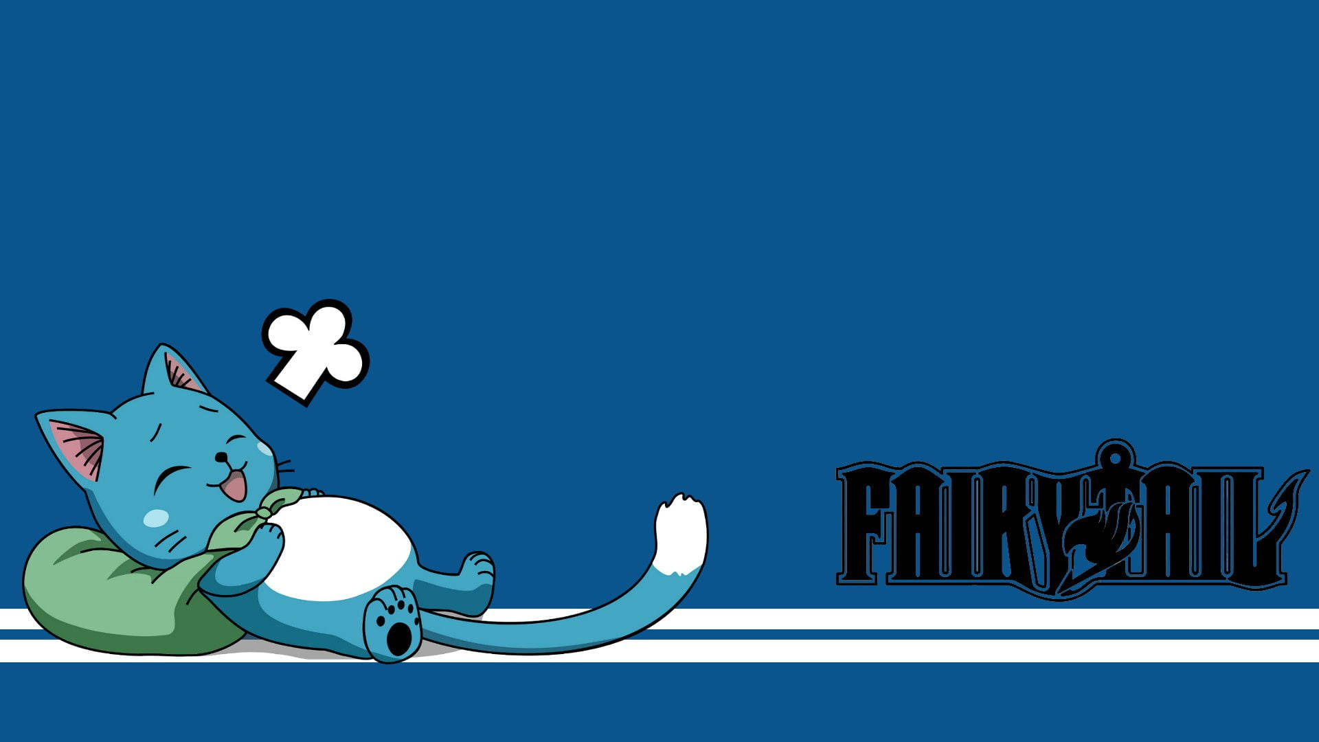 Fairy Tail Characters 桌布 壁紙 — 一隻藍色卡通貓咪，白色肚子，在綠色枕頭上愉快地躺著，背景是純藍色，帶有'FAIRY TAIL'標誌。