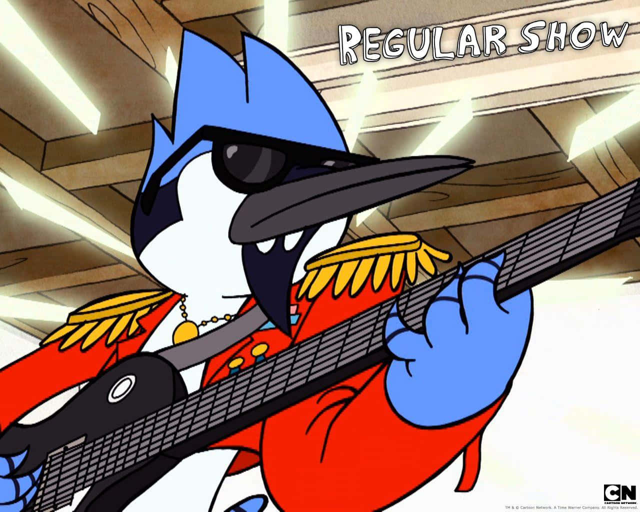Regular Show 桌布 壁紙 — 一隻藍色卡通鳥穿著紅色軍裝外套和太陽眼鏡，在明亮的燈光下彈奏黑色電吉他。