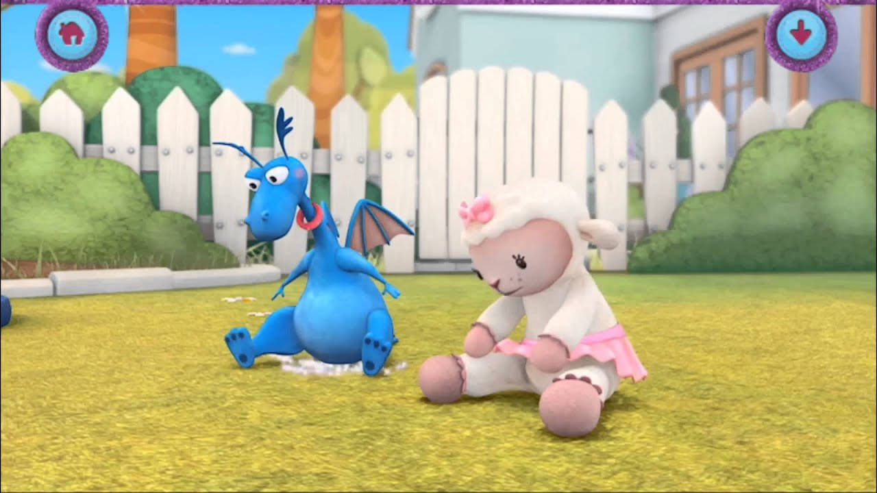 Doc Mcstuffins 桌布 壁紙 — 一隻藍色卡通龍和一隻穿著粉紅色衣服的羔羊毛絨玩具一起坐在陽光明媚的草地上，旁邊有白色尖樁籬笆。