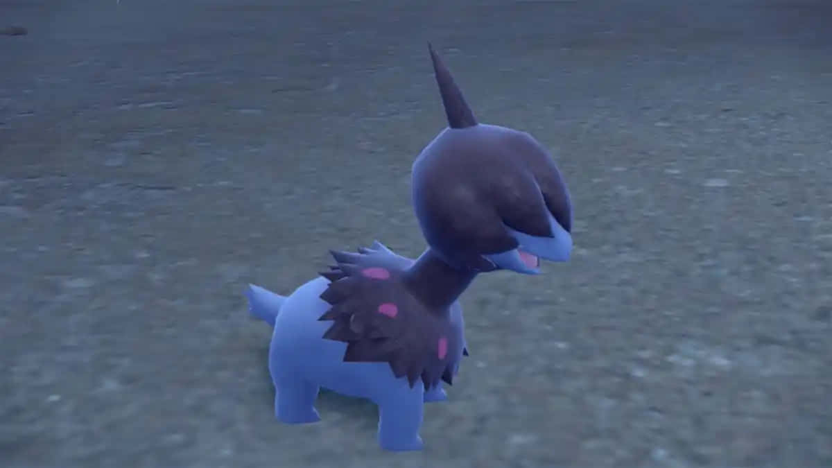 Pokemon Aesthetic 桌布 壁紙 — 一隻藍色和深紫色的寶可夢，帶有粉紅色斑點和尖刺，站在灰色地面上，場景昏暗。