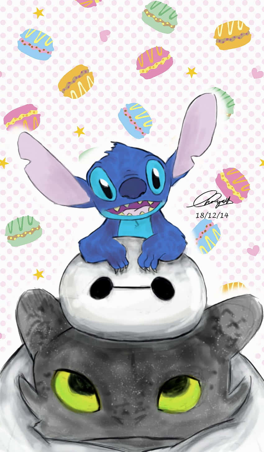 Toothless And Stitch 桌布 壁紙 — 一隻藍色大耳外星人坐在白色機器人上，機器人棲息在龍頭上，背景是粉紅色圓點，有漂浮的馬卡龍。
