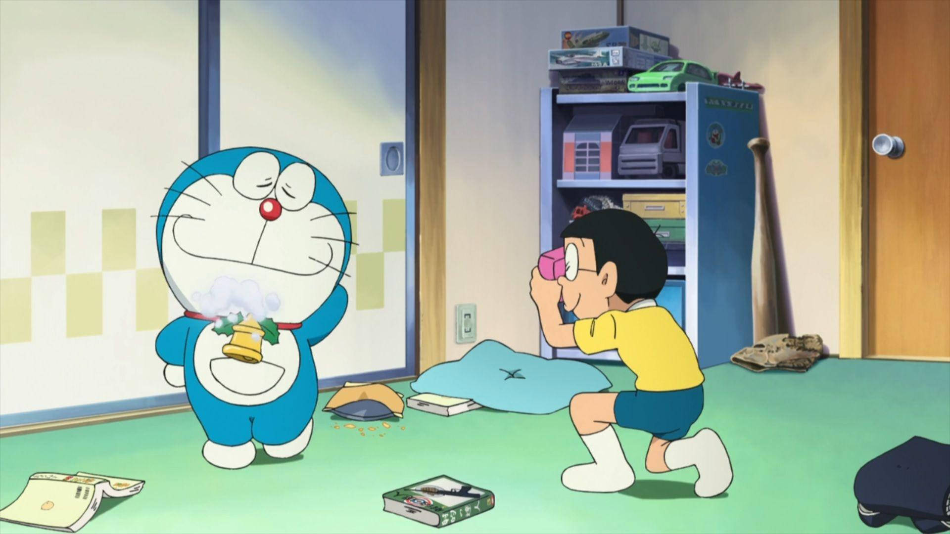 Doraemon And Nobita 桌布 壁紙 — 一隻藍色機器貓和一個穿著黃色襯衫的小男孩在雜亂的日本房間裡分享快樂的時刻。