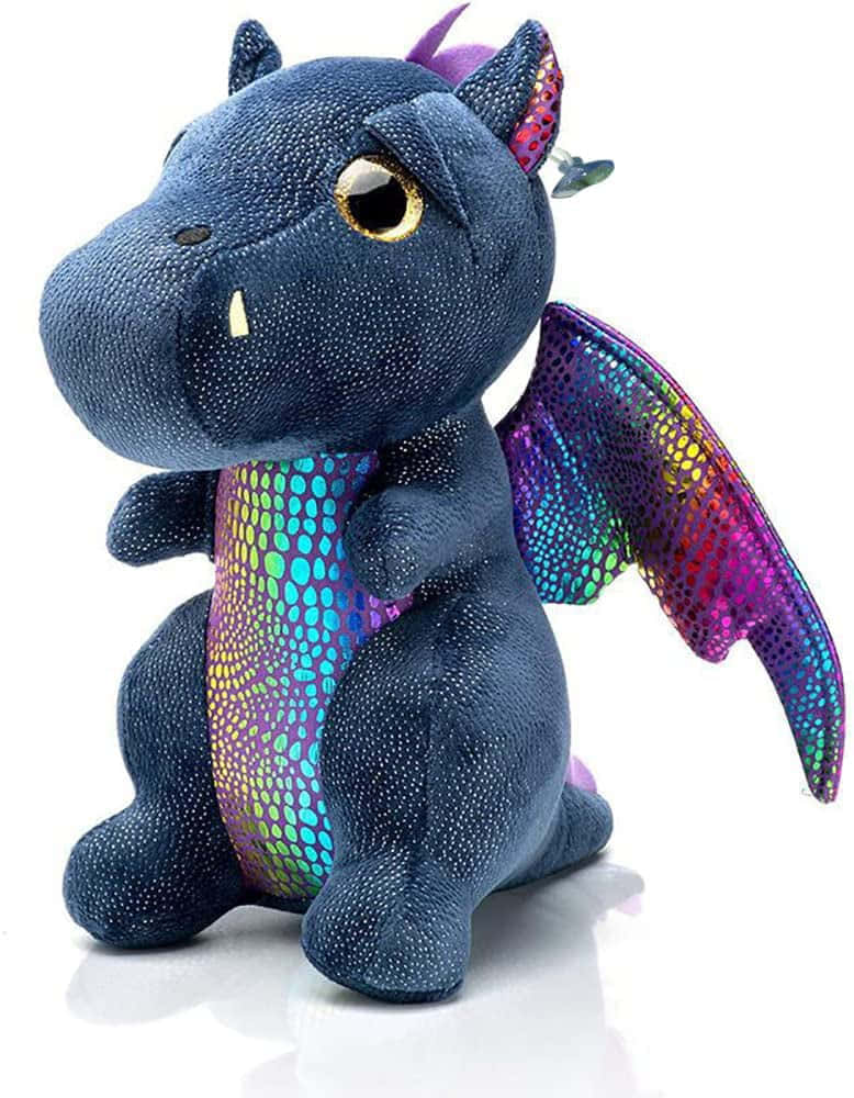 Dragons 桌布 壁紙 — 一隻藍色毛絨龍玩具，帶有閃閃發光的彩虹翅膀和鱗片，放在白色背景前。