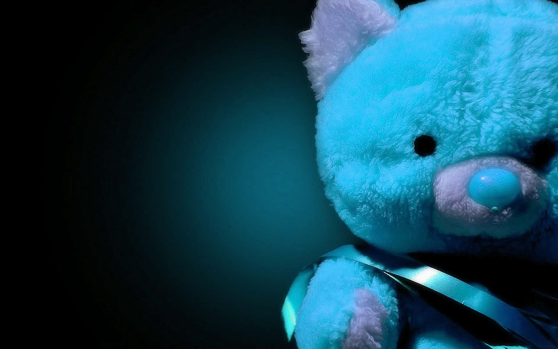 Teddy Bear 桌布 壁紙 — 一隻藍色泰迪熊的特寫，帶有閃亮絲帶，背景是深藍綠色漸變。