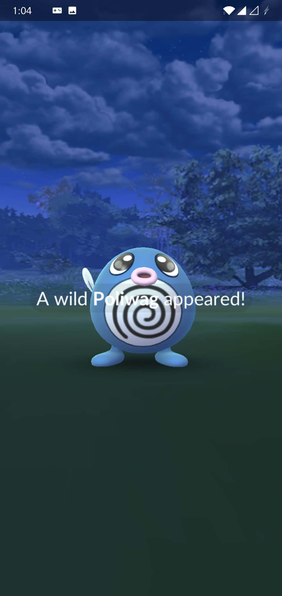 寶可夢 桌布 壁紙 — 一隻藍色螺旋圖案的寶可夢 Poliwag 站在陰暗的森林中，上方是佈滿雲層的夜空。