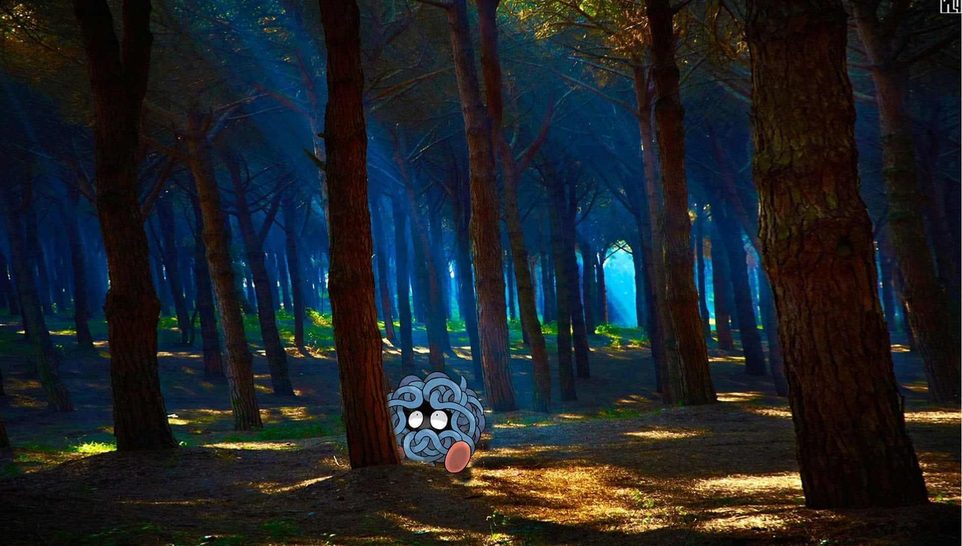 Pokemon Landscape 桌布 壁紙 — 一隻藍色螺旋生物，有大眼睛和粉紅色舌頭，在金色陽光沐浴的霧氣森林中從樹後探出頭來。