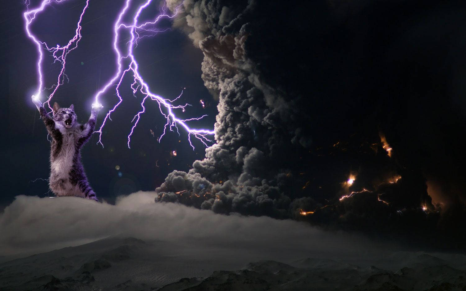 閃電 桌布 壁紙 — 一隻虎斑貓站在雲端上召喚紫色閃電，背後火山爆發肆虐。