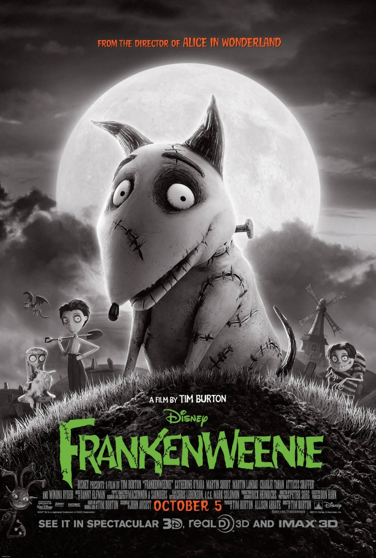 Frankenweenie 桌布 壁紙 — 一隻被縫合的狗，睜大眼睛，在滿月下的墳墓上仰望，出現在一張恐怖動畫電影海報中。
