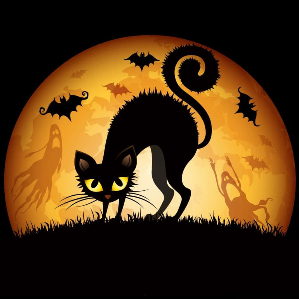 3d Halloween 桌布 壁紙 — 一隻詭異的黑貓，眼睛發出黃光，站在草地上，面前是一個被蝙蝠和鬼影包圍的大橙色月亮。