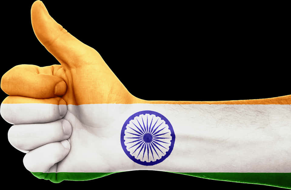 India Flag 桌布 壁紙 — 一隻豎起大拇指的手，塗有印度國旗，背景為黑色。