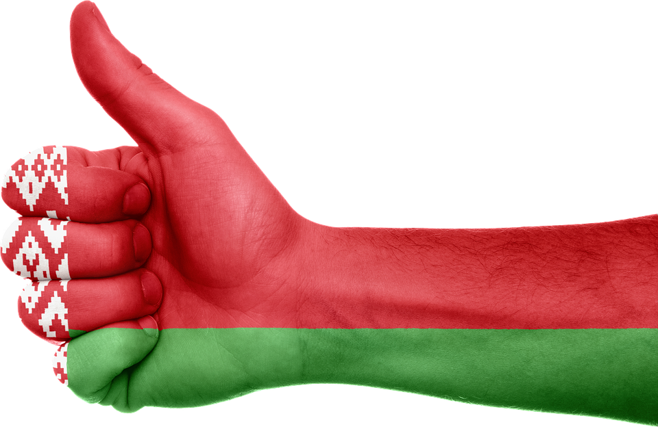 Belarus 桌布 壁紙 — 一隻豎起大拇指的手，塗有白俄羅斯的紅、白、綠國旗顏色。