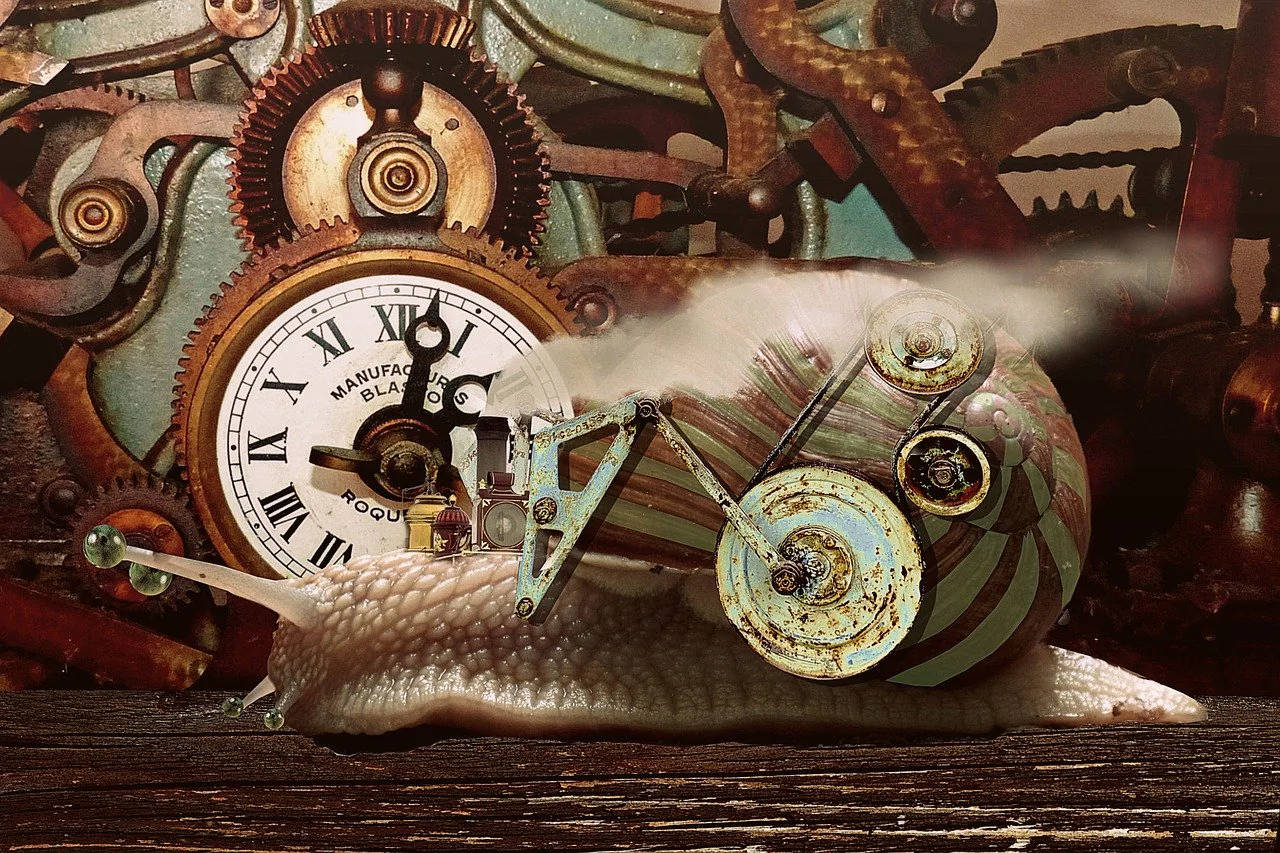 Clock 桌布 壁紙 — 一隻超現實的蒸氣龐克蝸牛，帶有鐘面外殼，爬過雜亂的機械垃圾場。
