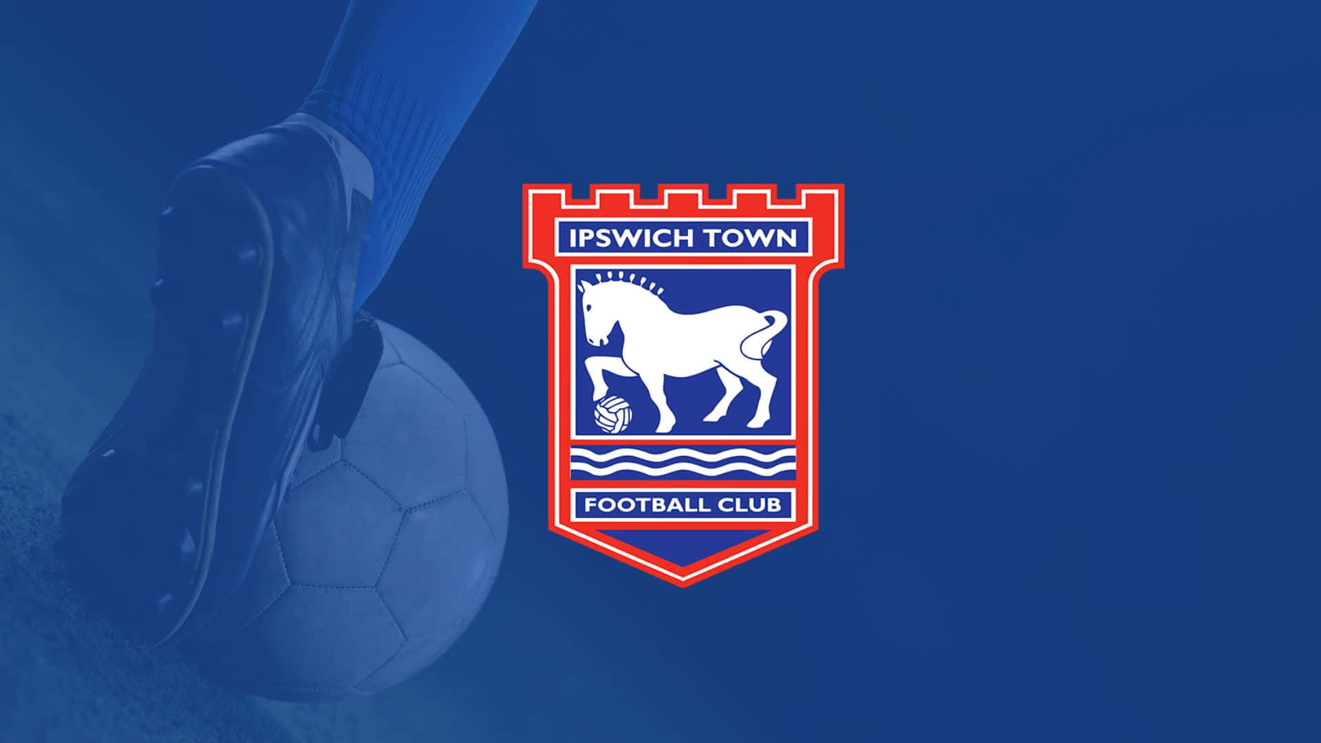 Ipswich Town 桌布 壁紙 — 一隻足球靴壓在伊普斯維奇鎮足球會會徽旁邊的足球上，背景為深藍色。