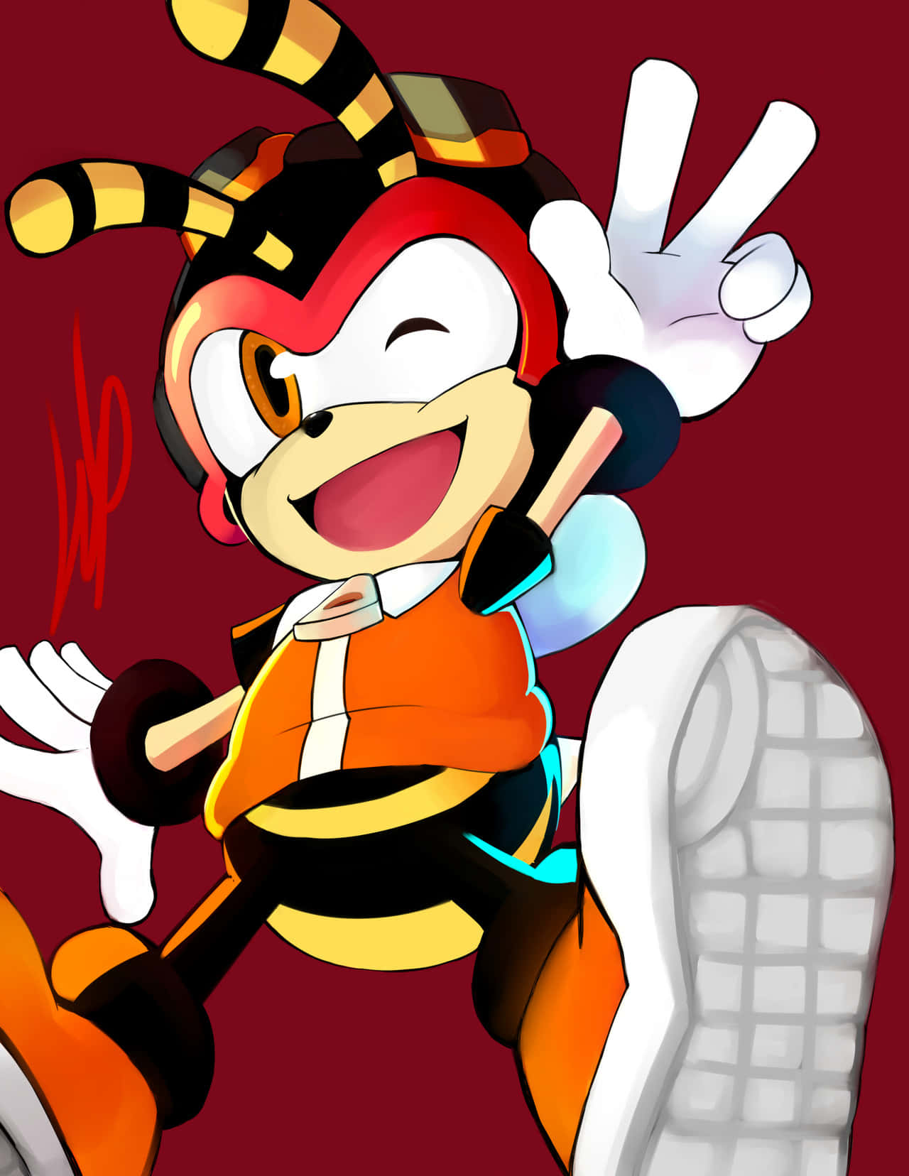 Charmy Bee 桌布 壁紙 — 一隻身穿橙色和黑色服裝的快樂卡通蜜蜂角色，在深紅色背景上開心地揮手。