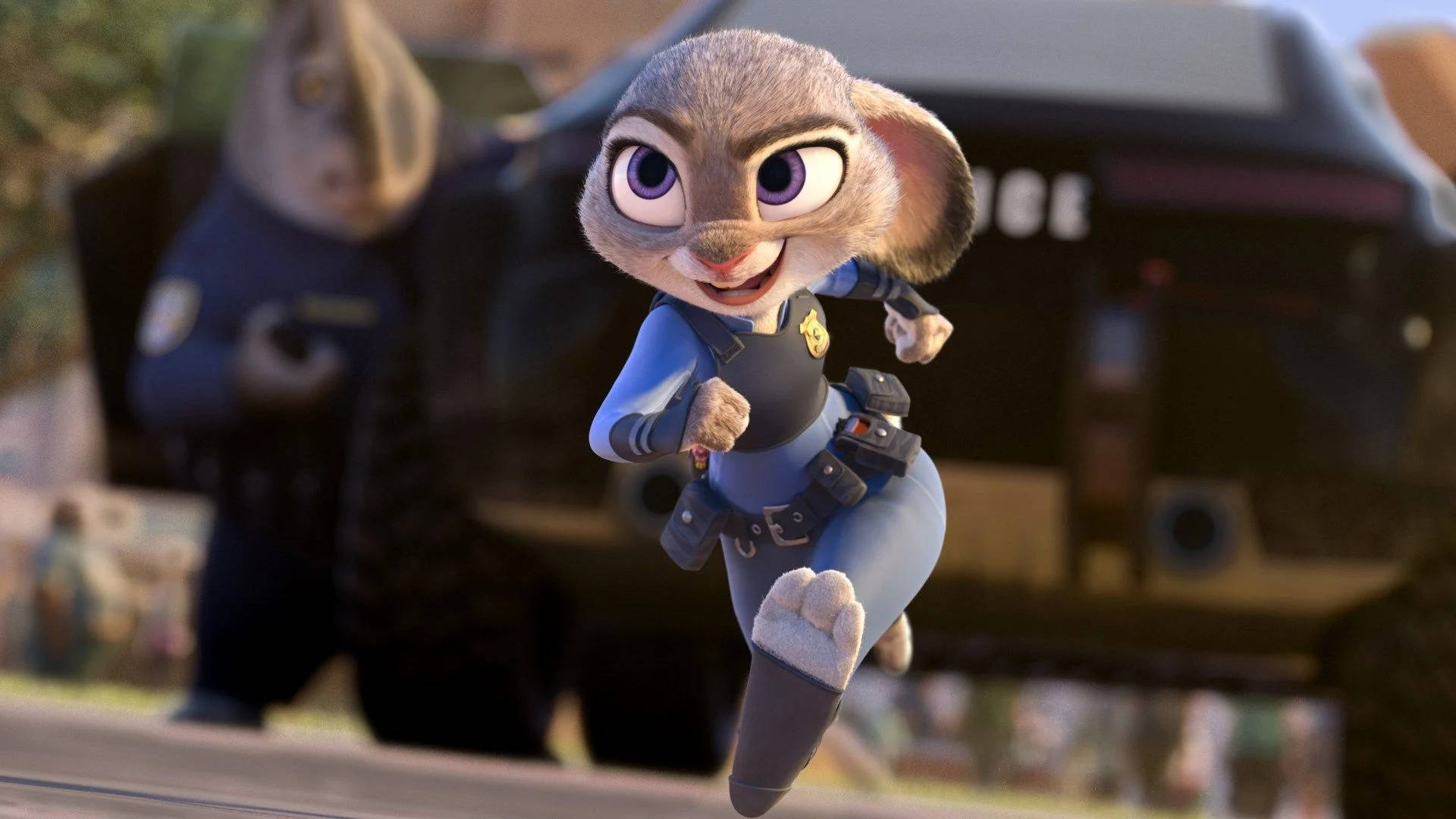 Judy Hopps 桌布 壁紙 — 一隻身穿藍色制服、開心的動畫兔子警察在模糊的警車背景前，帶著堅定的笑容跳起。