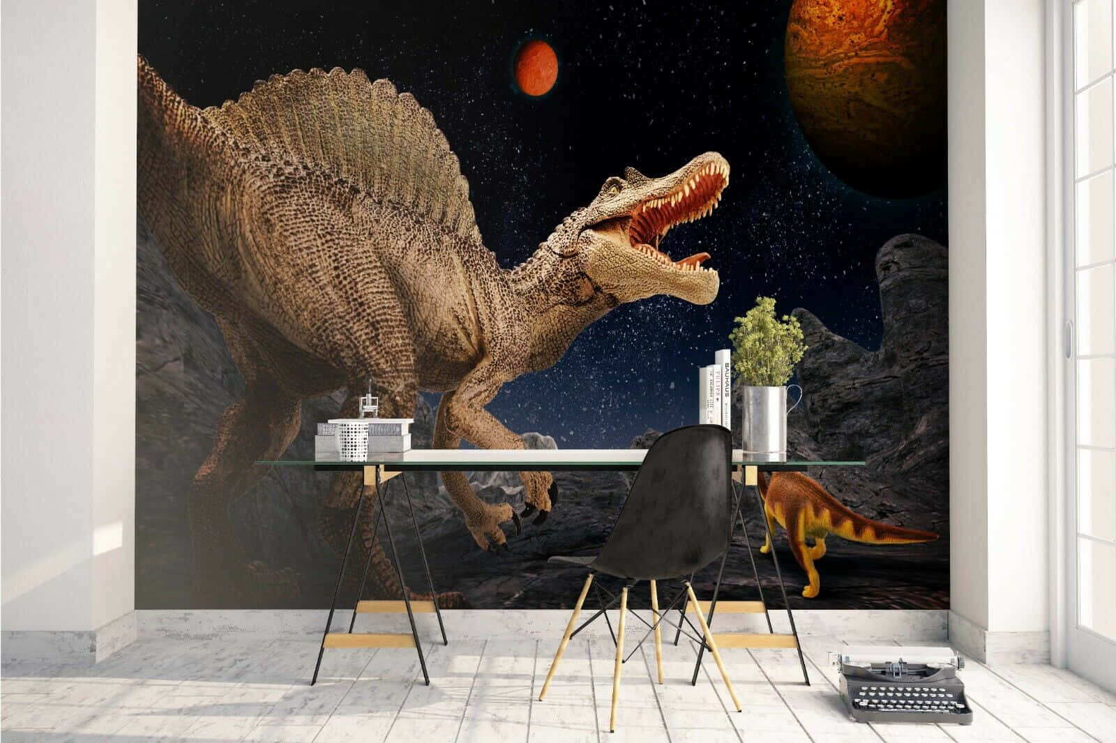 3d Dinosaur 桌布 壁紙 — 一隻逼真的多刺恐龍在繁星點點的外星天空和行星前咆哮，由現代玻璃桌和椅子在明亮的房間中框出。