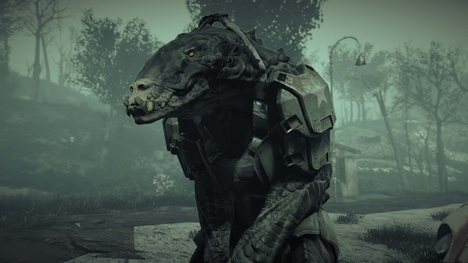 Deathclaw 桌布 壁紙 — 一隻重裝甲的爬蟲類生物，站在霧氣瀰漫、雜草叢生的城市廢墟中，周圍有光禿的樹木和破損的路燈。