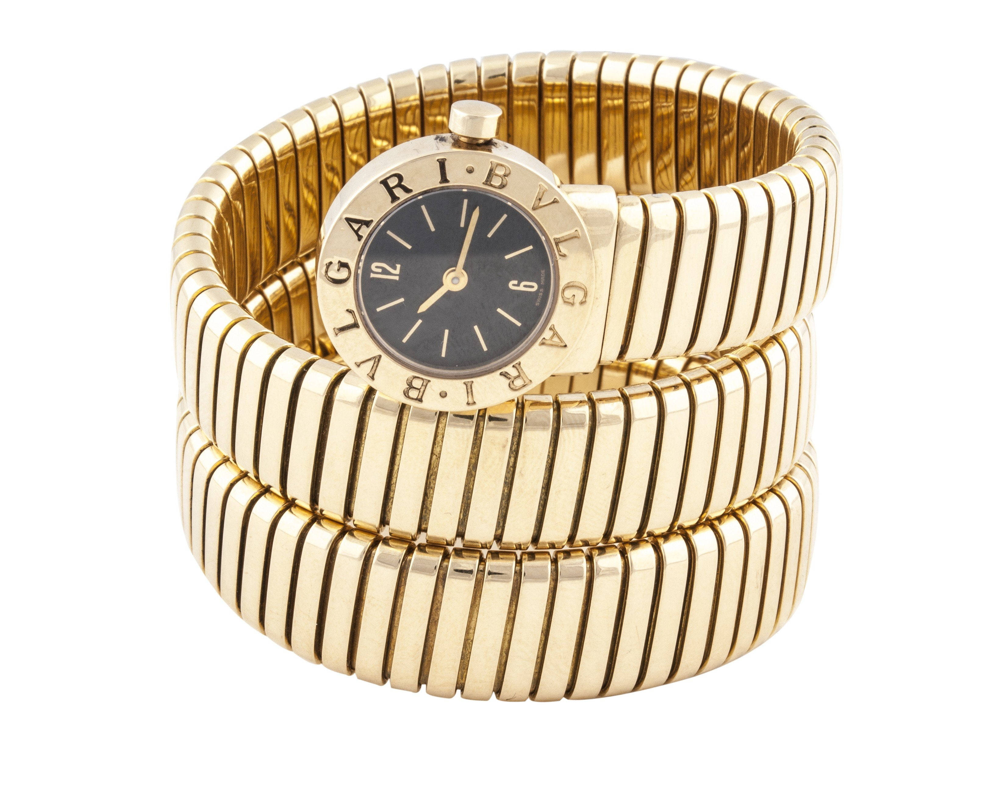 Bvlgari 桌布 壁紙 — 一隻金色Bvlgari Serpenti手錶，配黑色錶盤和羅紋錶帶，在白色背景上優雅地盤繞。