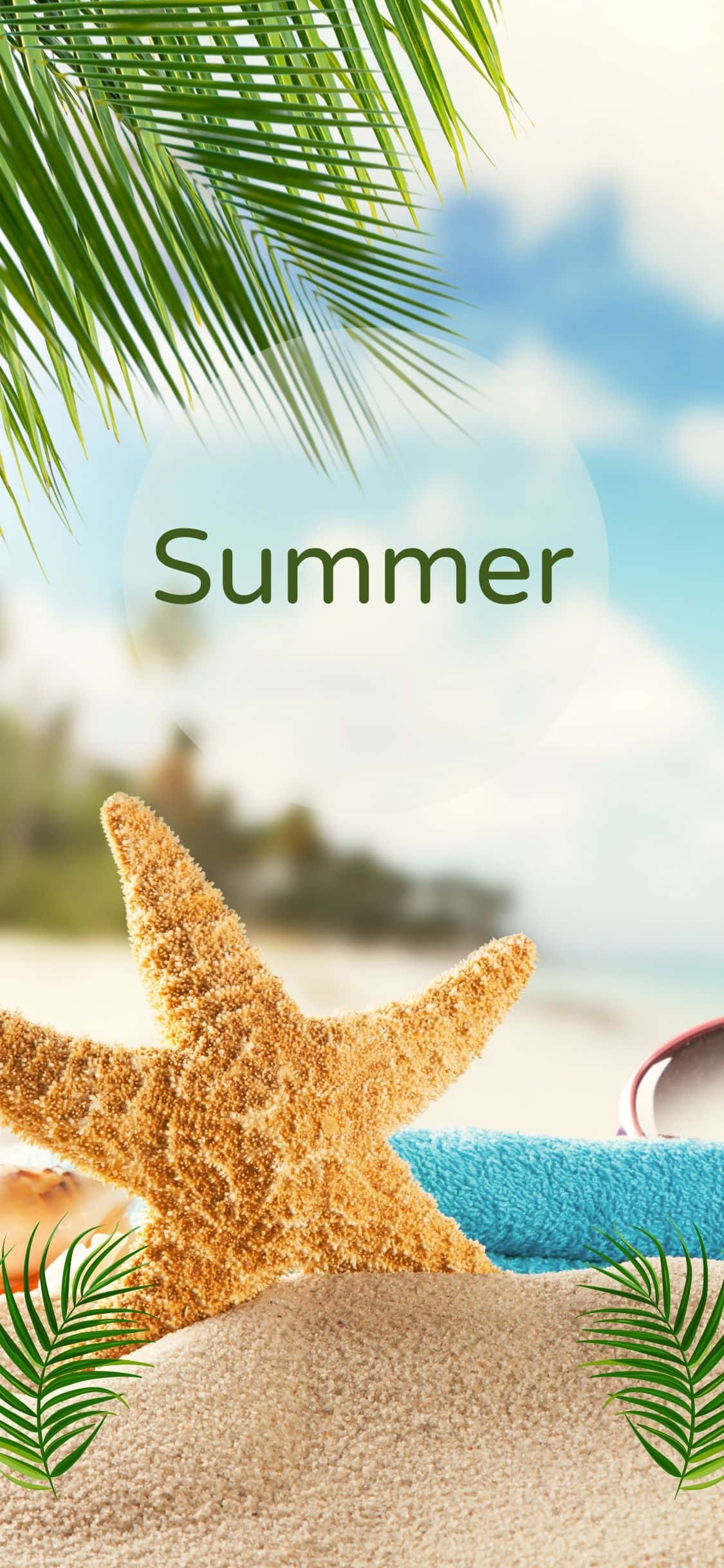 Summer Vibes 桌布 壁紙 — 一隻金色海星躺在陽光普照的沙灘上，被茂密的綠色棕櫚葉環繞，背景是明亮的藍天。