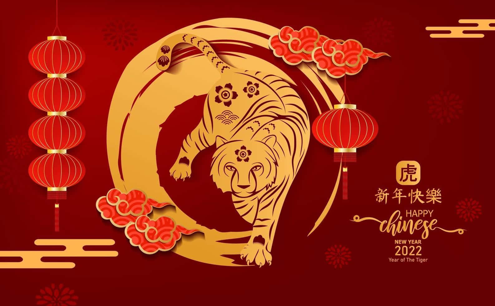 Chinese New Year 2022 桌布 壁紙 — 一隻金色的剪紙老虎在圓形框架內跳躍，背景是深紅色，裝飾著燈籠和喜慶的雲彩。