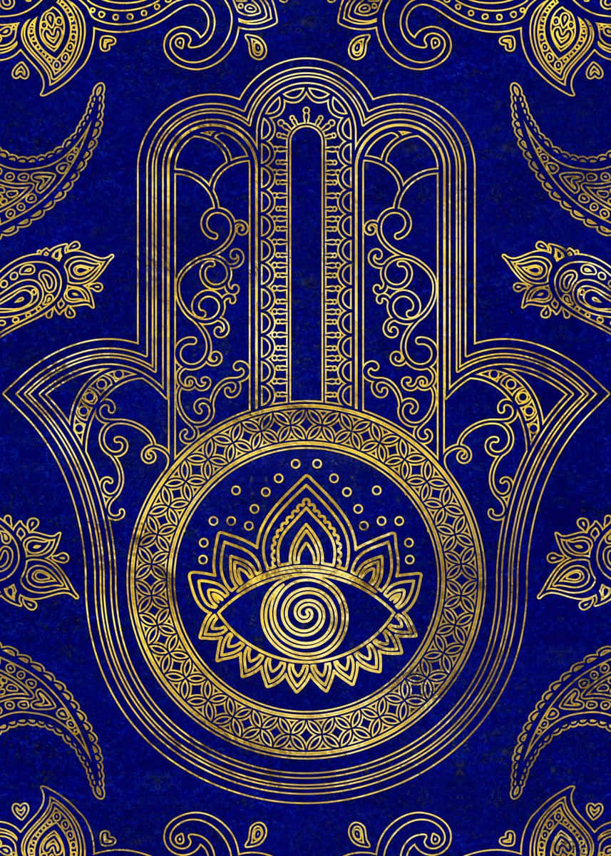 Hamsa 桌布 壁紙 — 一隻金色的哈姆薩之手，中心有一隻全視之眼，在深藍色背景上飾有複雜的佩斯利圖案。