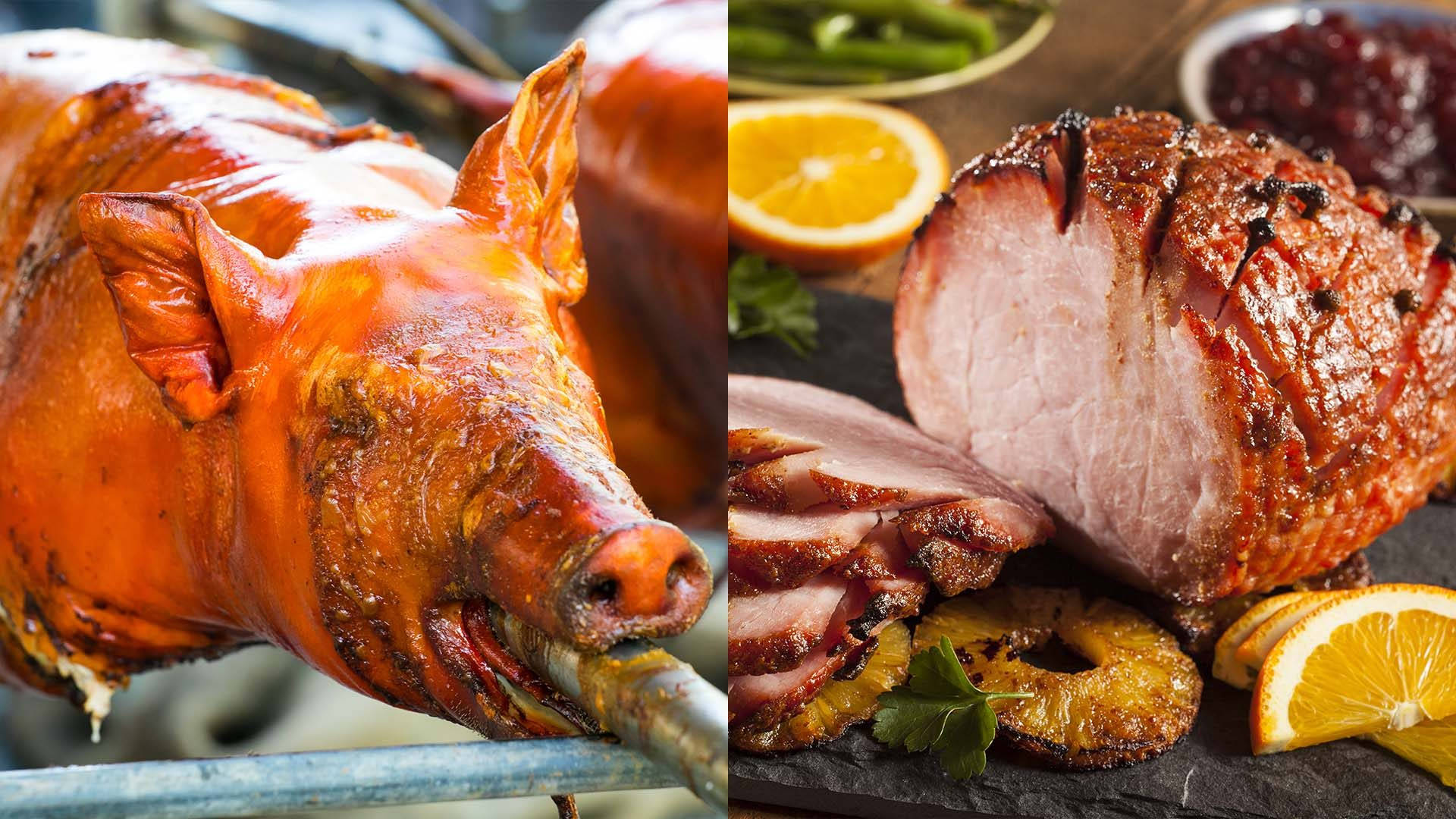 Pig 桌布 壁紙 — 一隻金黃酥脆的烤全豬旁邊放著切片蜜汁火腿，飾以橙片和香草。