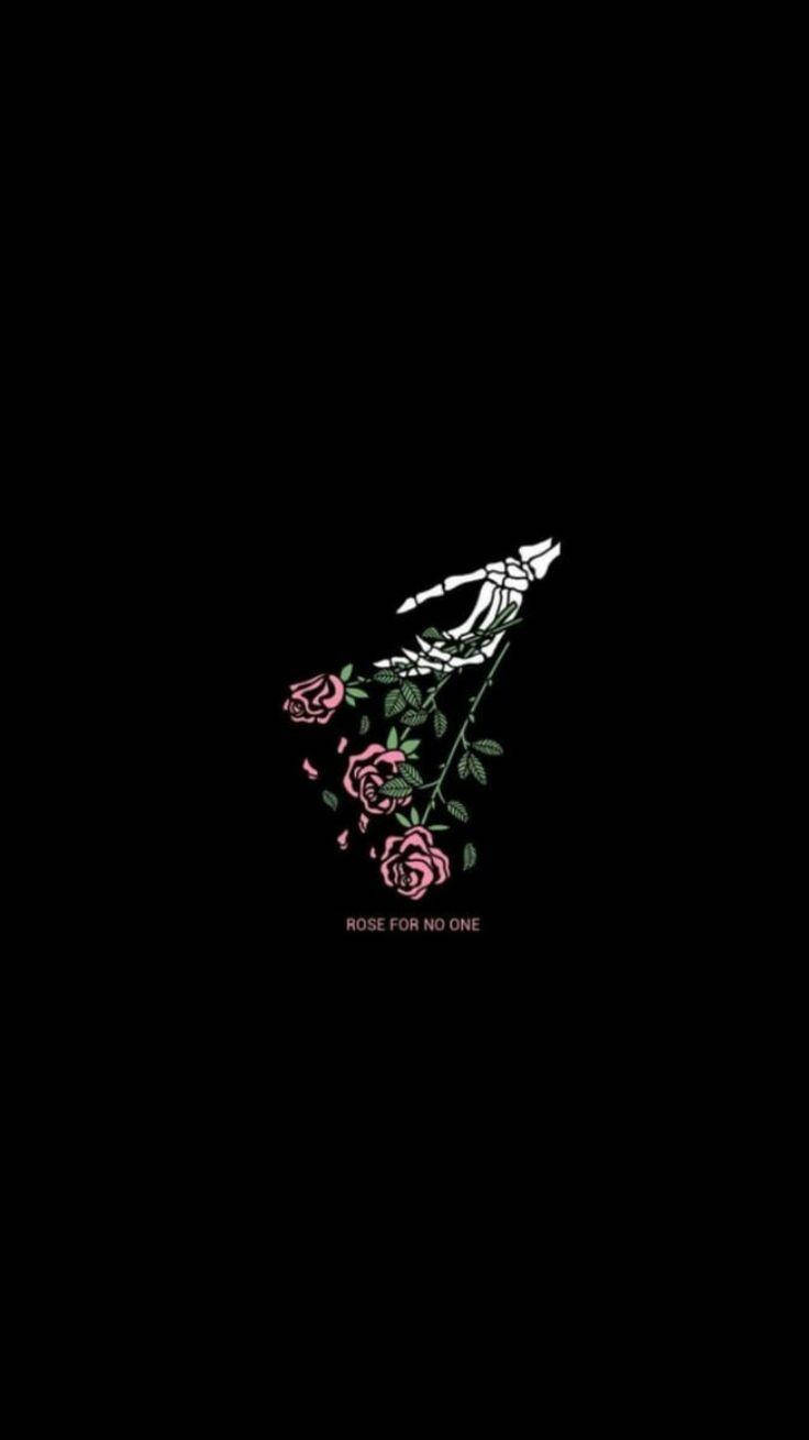 Rose Aesthetic 桌布 壁紙 — 一隻銳利的白色骷髏手拿著一朵凋謝的粉紅玫瑰莖，背景為純黑色，下方有文字。