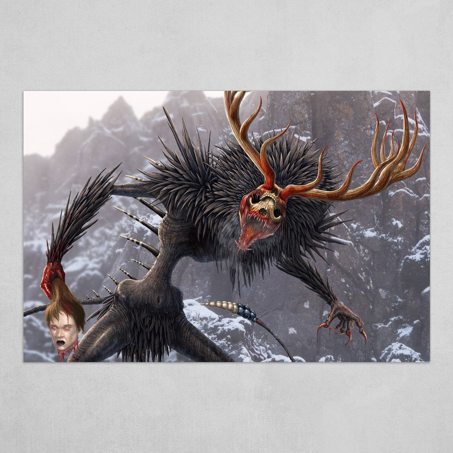 Wendigo 桌布 壁紙 — 一隻長有尖刺黑色毛皮、爪臂上懸掛著人頭的可怕有角野獸，在白雪皚皚的山地中潛行。