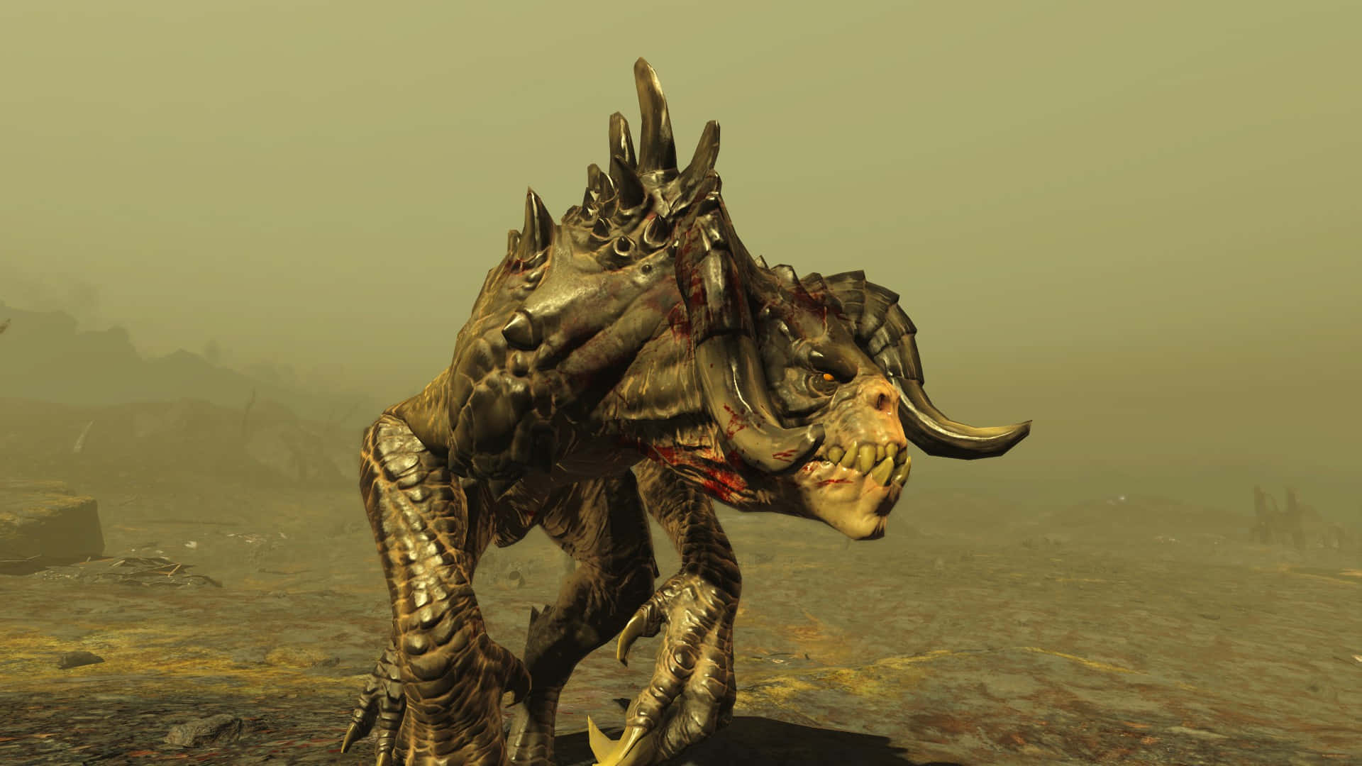 Deathclaw 桌布 壁紙 — 一隻長有角、身穿尖刺盔甲、嘴巴沾滿鮮血的怪獸，在煙霧瀰漫的荒蕪之地中威嚇地站立。