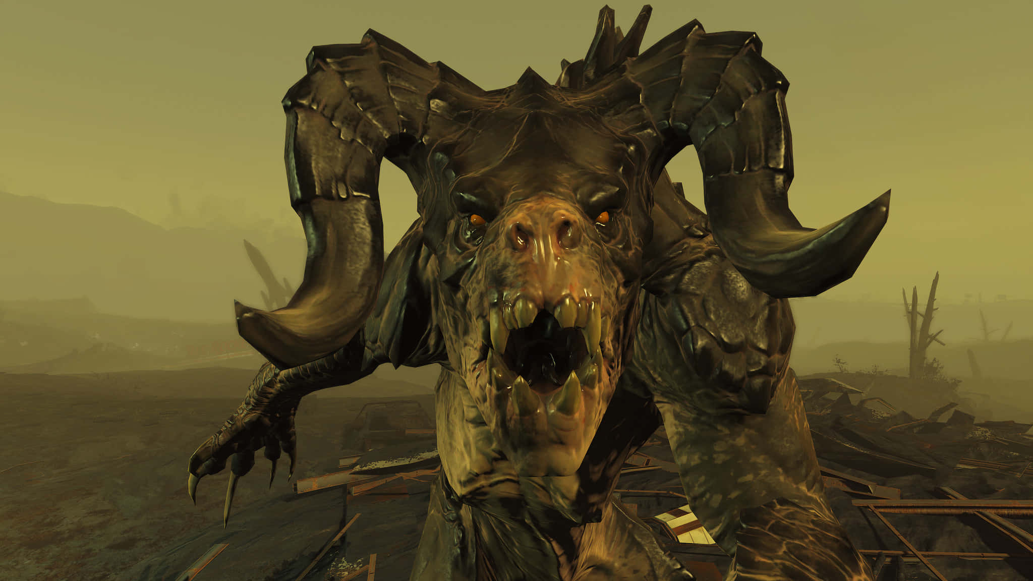 Deathclaw 桌布 壁紙 — 一隻長角、眼睛發光、牙齒鋒利的怪物在荒涼多霧的廢墟中咆哮。