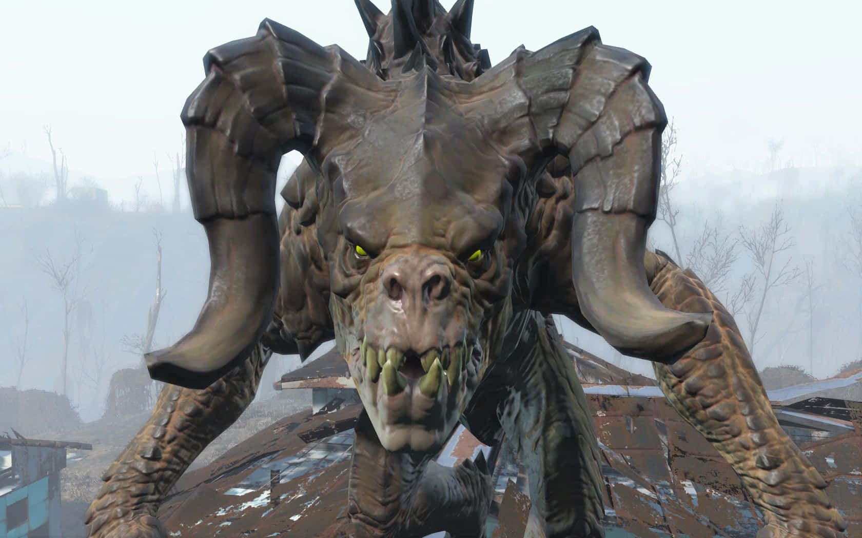 Deathclaw 桌布 壁紙 — 一隻長角、眼睛發出黃光、牙齒參差不齊的怪獸，聳立在廢墟和霧氣瀰漫的景觀之上。