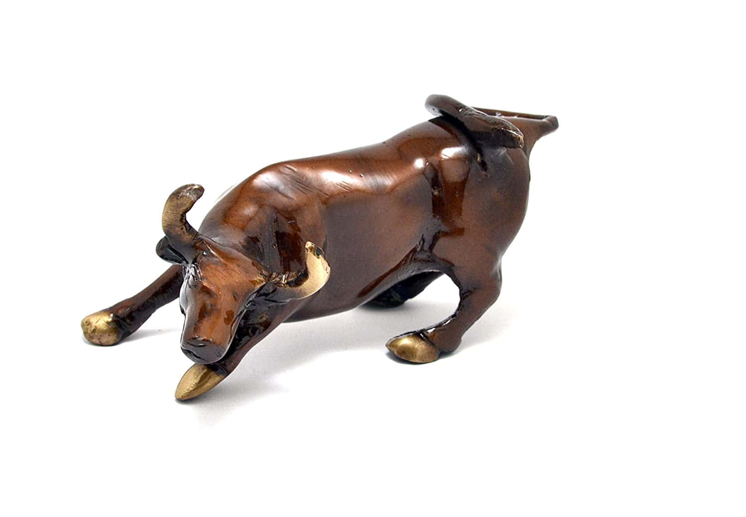 bull 桌布 壁紙 — 一隻閃亮的青銅公牛小雕像，帶有金色的蹄和角，在純白色背景上向前衝刺。