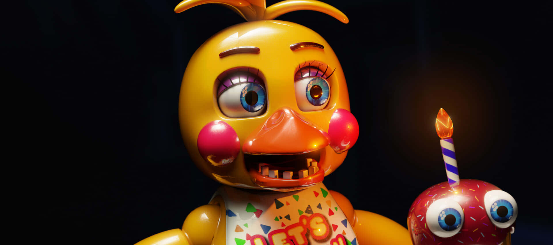 Chica The Chicken 桌布 壁紙 — 一隻閃亮的黃色電子雞，有大眼睛，旁邊有一個插著點燃蠟燭的生日蛋糕，背景為黑色。