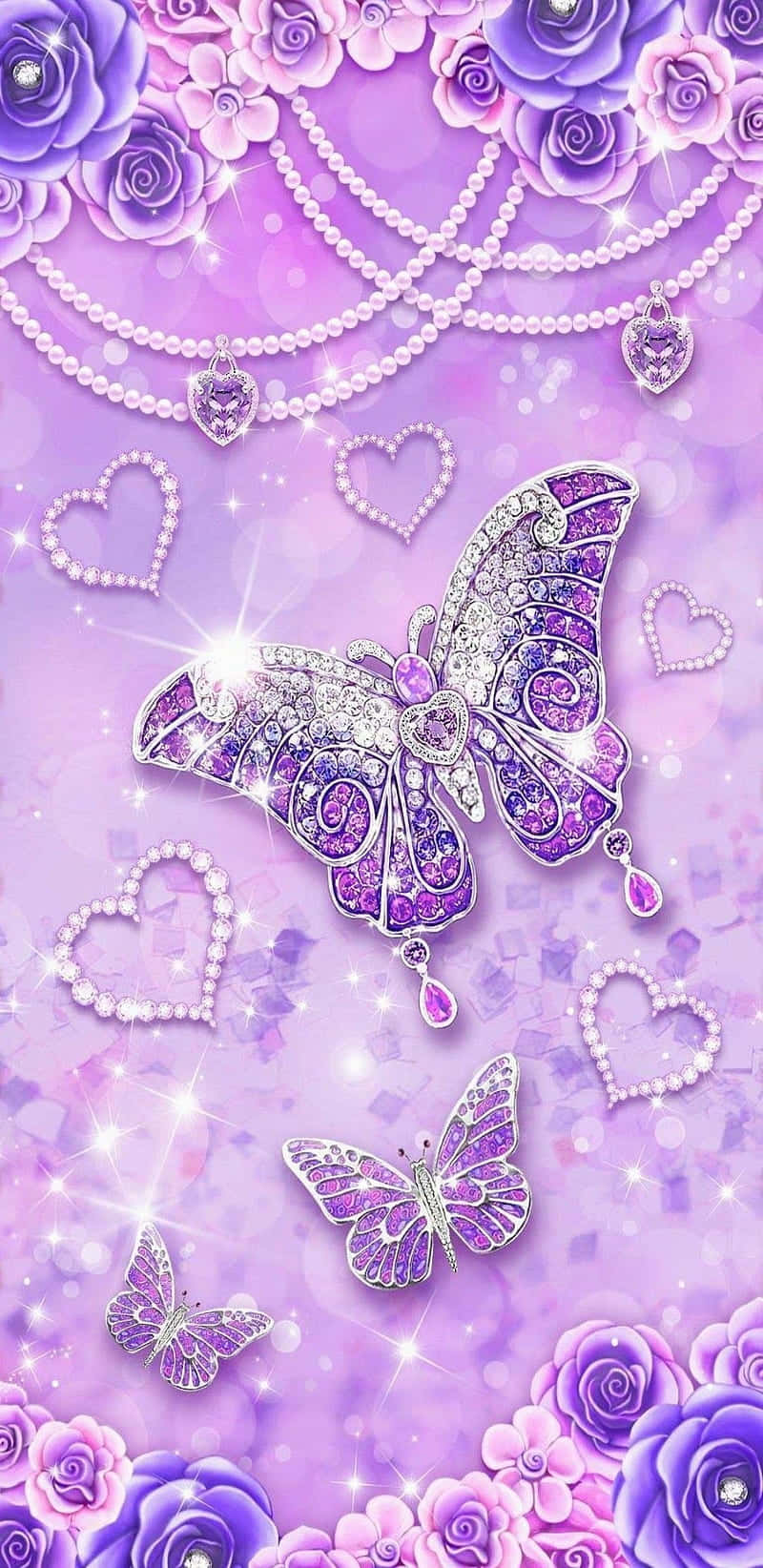 Glitter Butterfly 桌布 壁紙 — 一隻閃爍的紫色蝴蝶，飾有寶石和珍珠，在閃爍的薰衣草背景上，漂浮在玫瑰和心形之間。