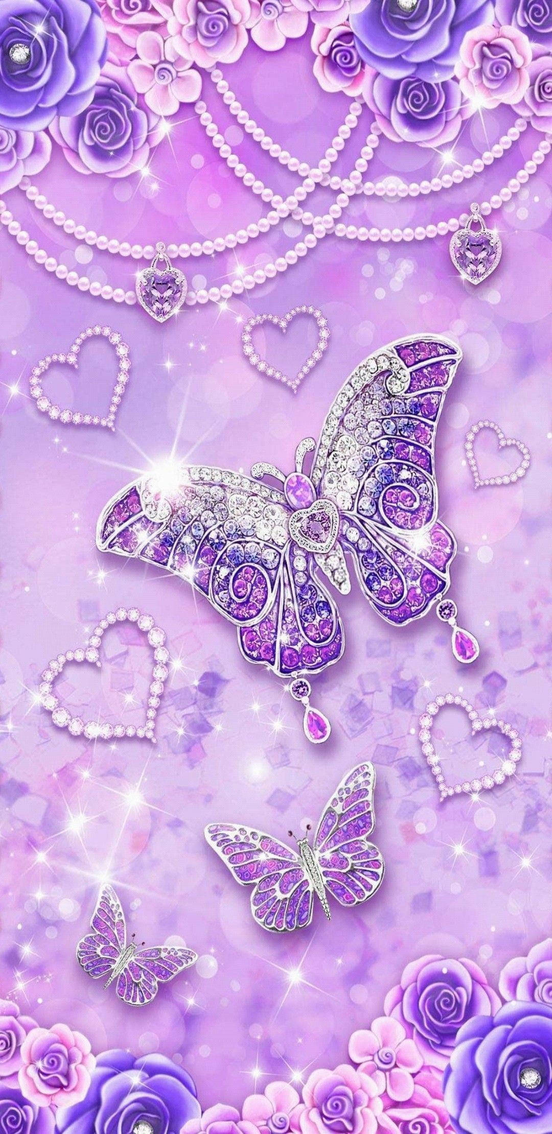 purple butterfly phone 桌布 壁紙 — 一隻閃爍的紫色蝴蝶，飾有水晶和珍珠，在玫瑰和心形之間漂浮在閃閃發光的薰衣草背景上。