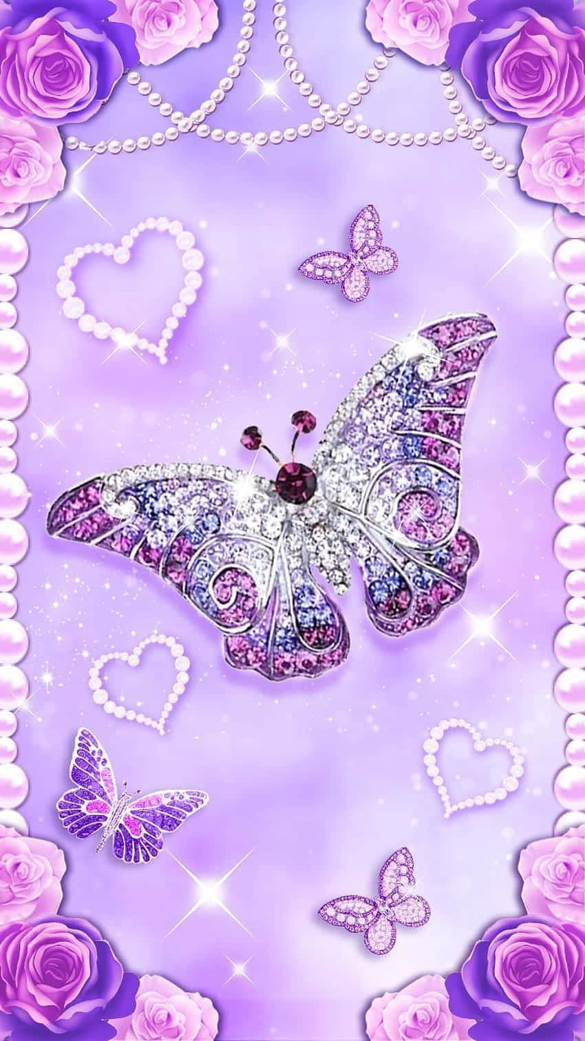 Glitter Butterfly 桌布 壁紙 — 一隻閃爍的紫色蝴蝶，飾有鑽石和珍珠，在夢幻的薰衣草背景上，漂浮在閃爍的心形和玫瑰之間。