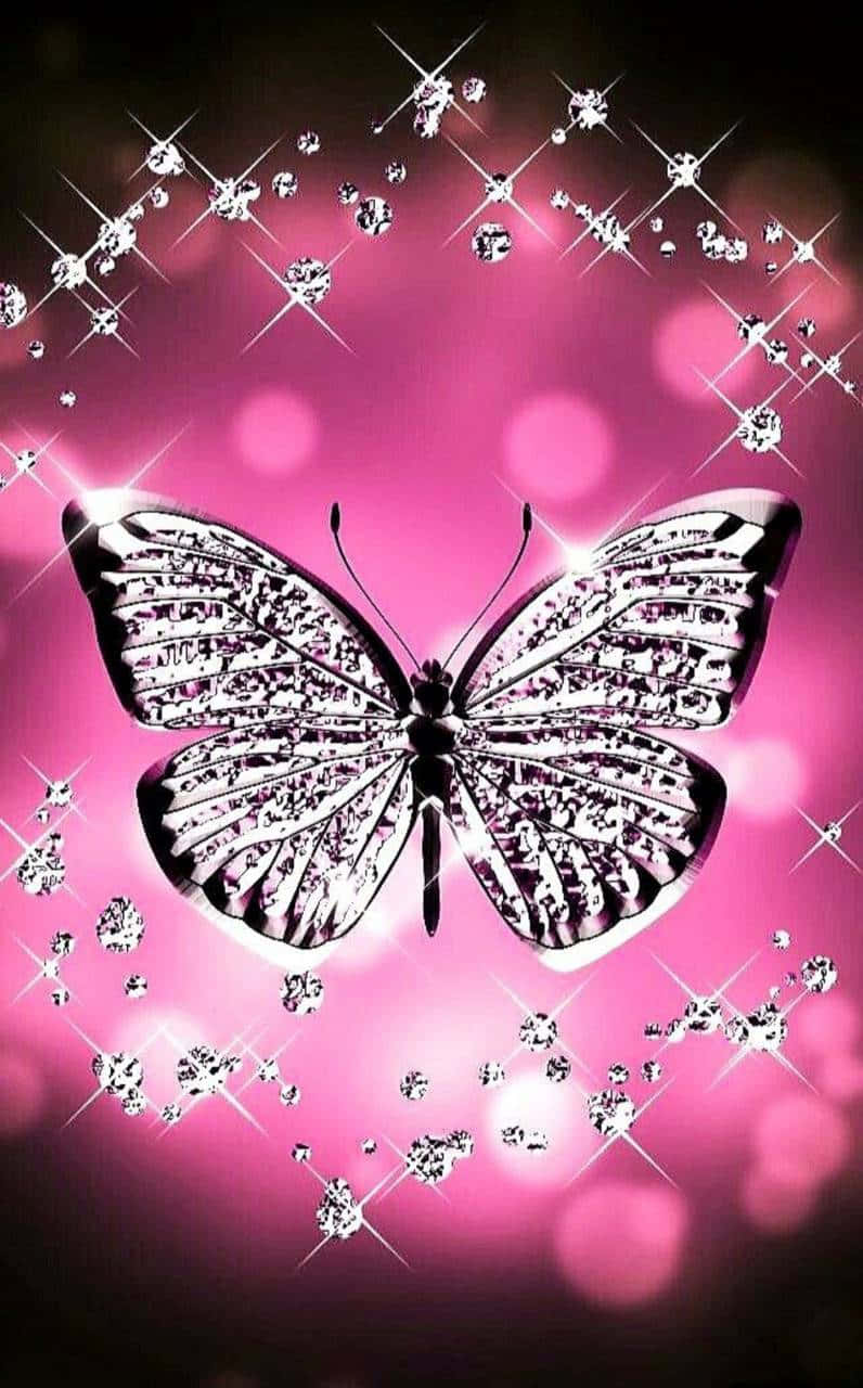 Pink Glitter Butterfly 桌布 壁紙 — 一隻閃爍的鑲鑽蝴蝶在閃閃發光的水晶中漂浮，背景是絢麗的粉紅色散景。