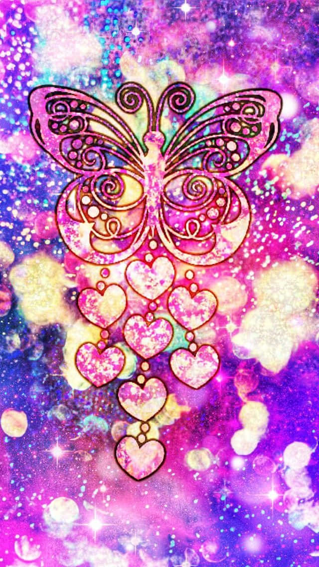 Glitter Butterfly 桌布 壁紙 — 一隻閃閃發光、裝飾華麗的蝴蝶，掛著垂墜的心形，漂浮在宇宙紫色和粉紅色的星空背景上。